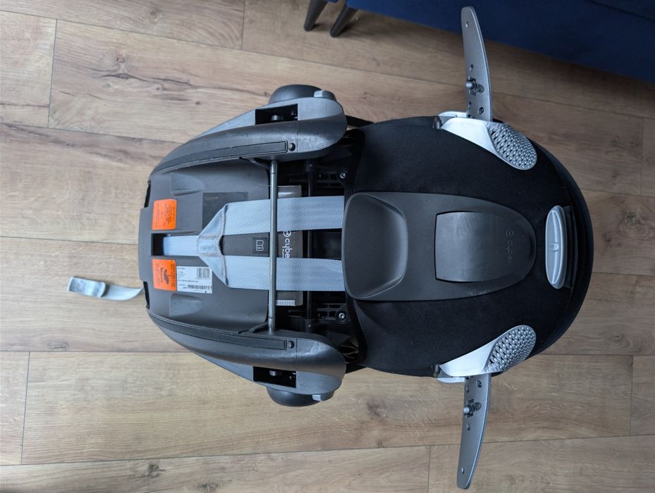 Fotelik Cybex cloud T i-size z bazą.