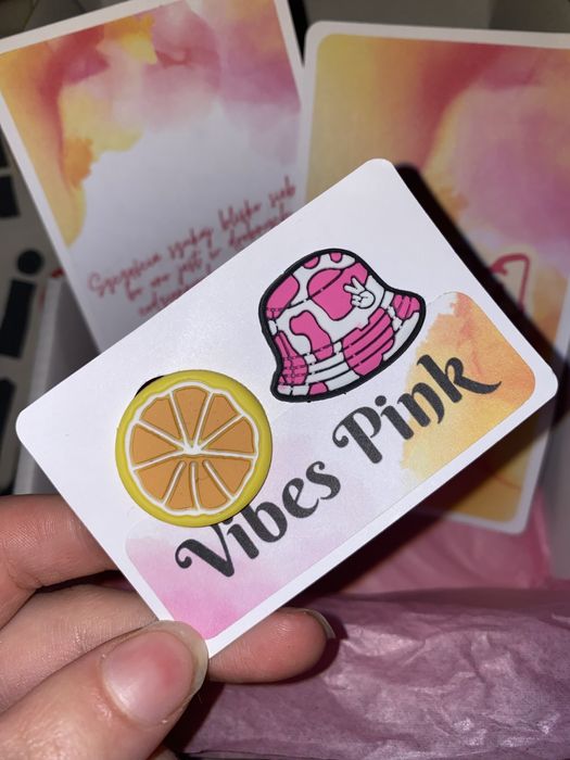 Przypinki nowe gumowe do klapek Crocsów cytrynka i kapelusz Laki Paki