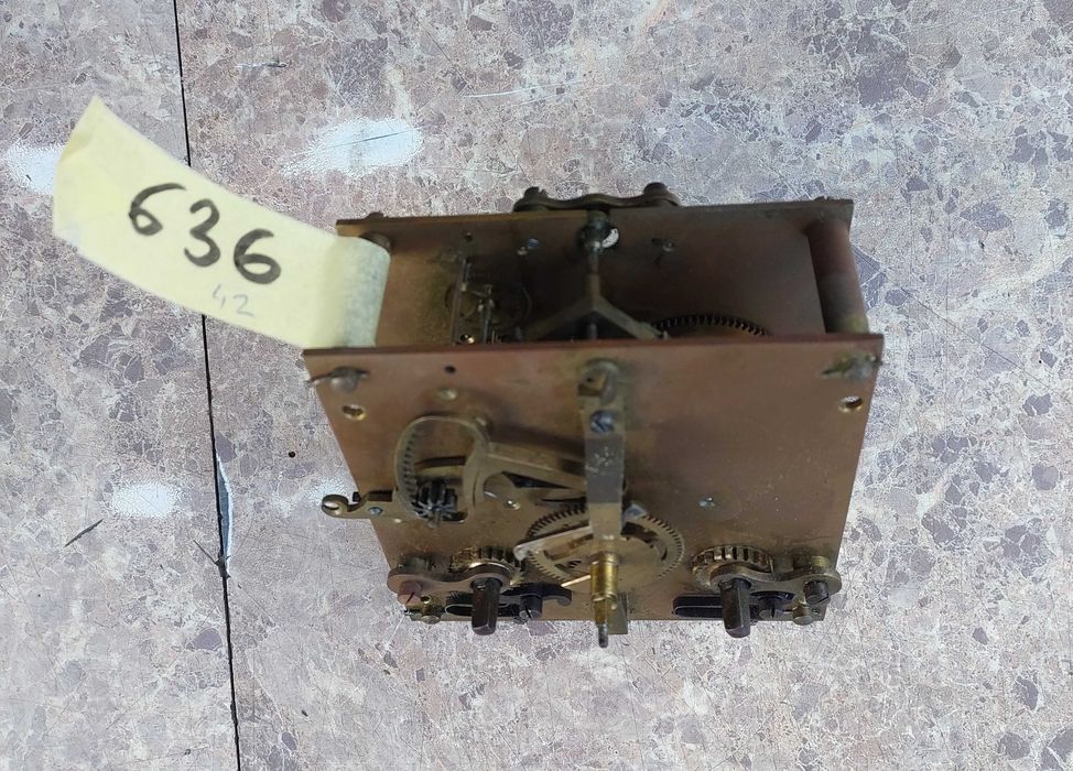 636 Mechanizm starego zegara ściennego pełna płyta
