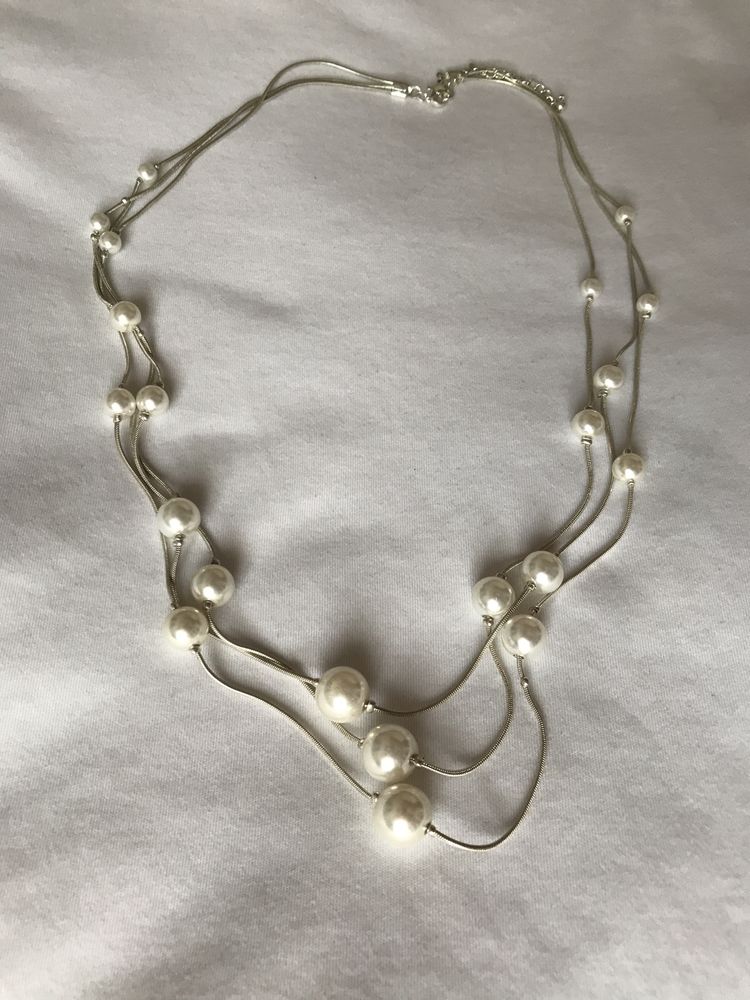 Korale, naszyjnik ze sztucznych pereł, w kolorze perłowej bieli srebra