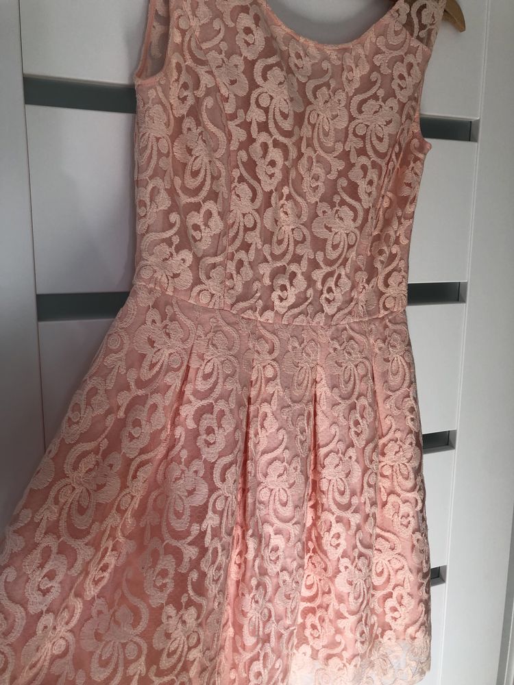 Elegancka koronkowa sukienka