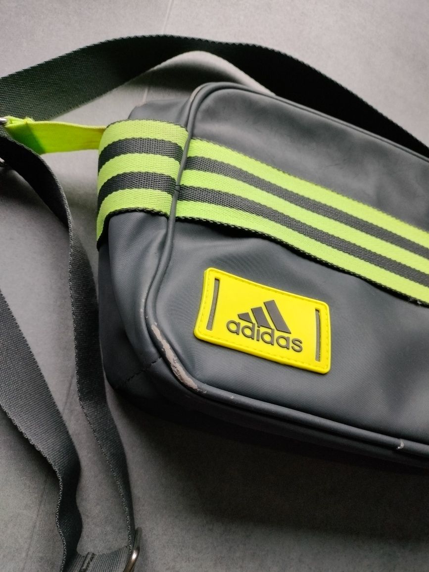 Torebka sportowa adidas.