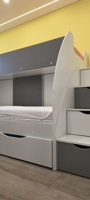 Łóżko piętrowe ze schodkami + materace visco