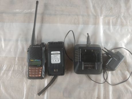 Радіостанція Baofeng UV-6R з зарядним пристроєм. Є дві радіостанції.