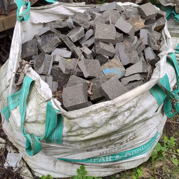 Бруківка гранітна (габро). Коцка. Колотий граніт