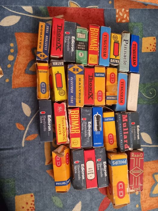 Caixa mais de uma centena válvulas antigas de rádio e TV.