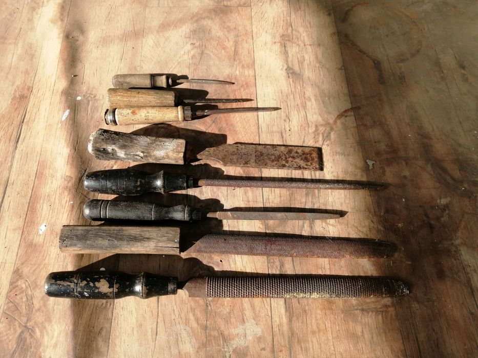 lote de ferramentas antigas com cabo de madeira