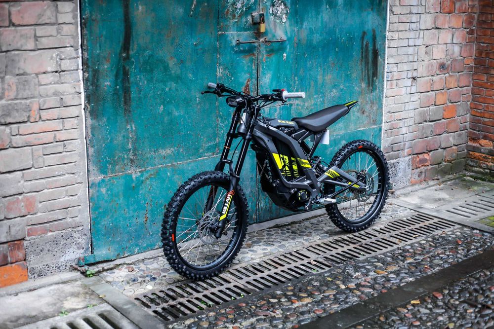 Surron cross elektryczny z homologacją Wynajem Charger Tarnów