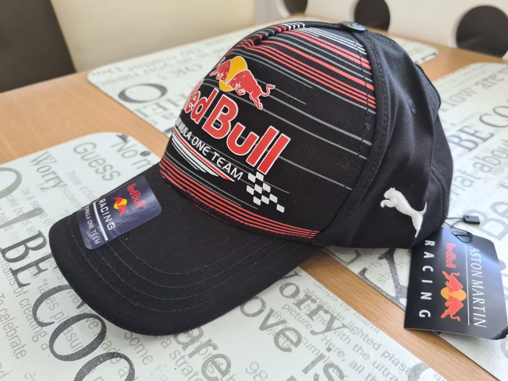 Czapka z daszkiem RED BULL rozmiar uniwersalny regulowany.
