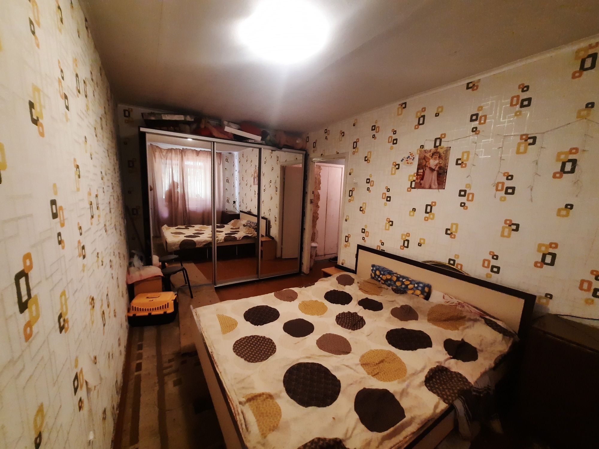 Продам 2к чешку 2-й этаж, кирпичный дом.