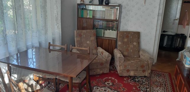 Komplet mebli PRL - stół, krzesła, biblioteczka, fotele, wersalka.