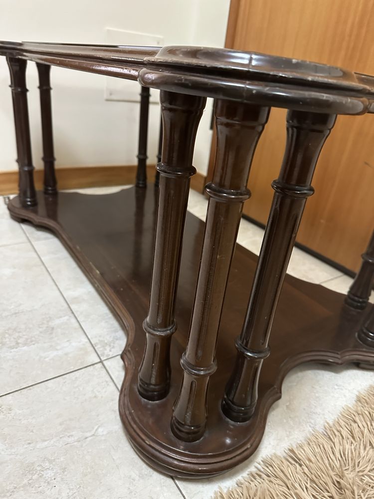 Mesa de centro com tampo de vidro