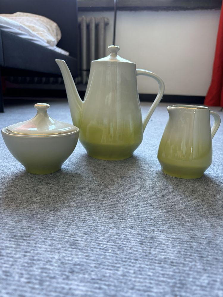 Zestaw do kawy porcelana PRL kolorowy plus talerze w trzech rozmiarach