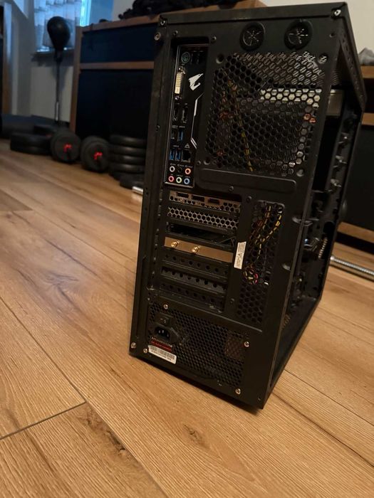 Komputer stacjonarny do gier i pracy.