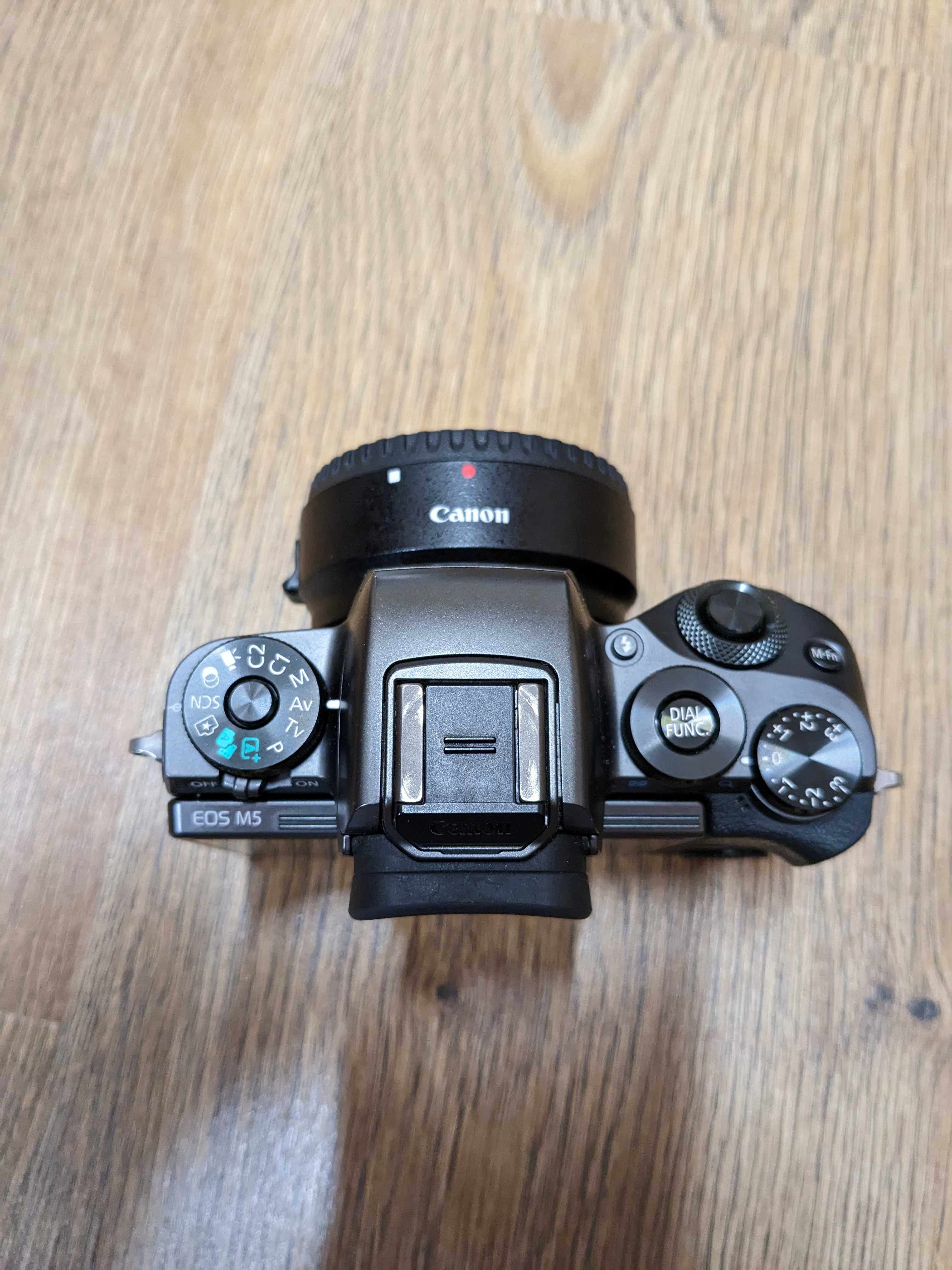 Фотоапарат Canon M5 + EF-m 22mm + EF-m 15-45mm + перехідник EF-EF-m