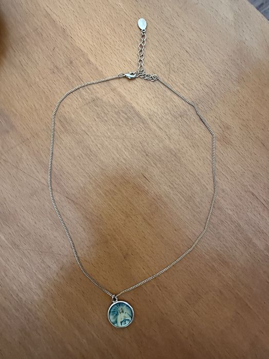 Fio dourado com medalhinha de santa