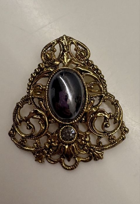 broszka  w kolorze zlotym vintage