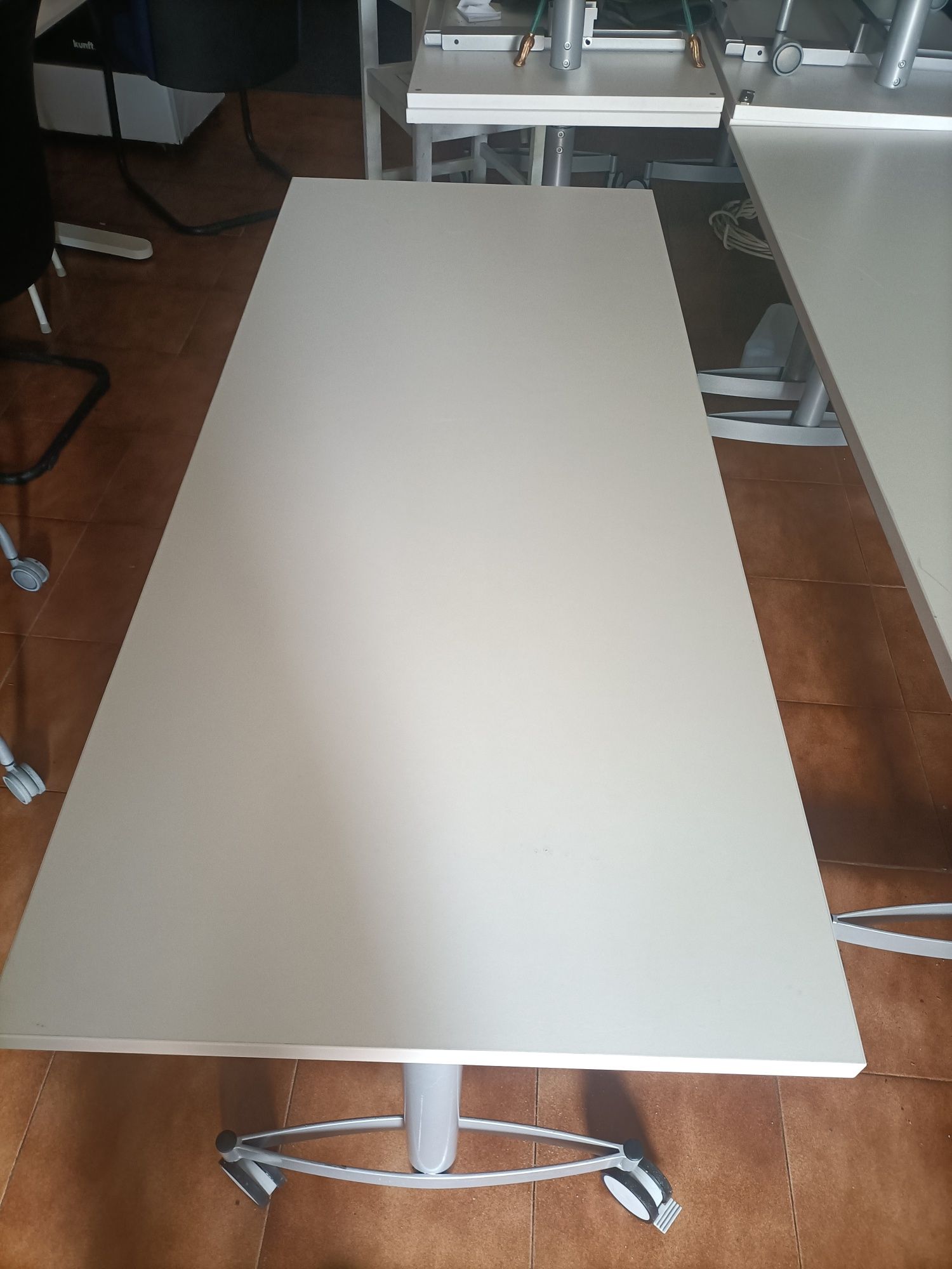 Mesa articulada com rodas