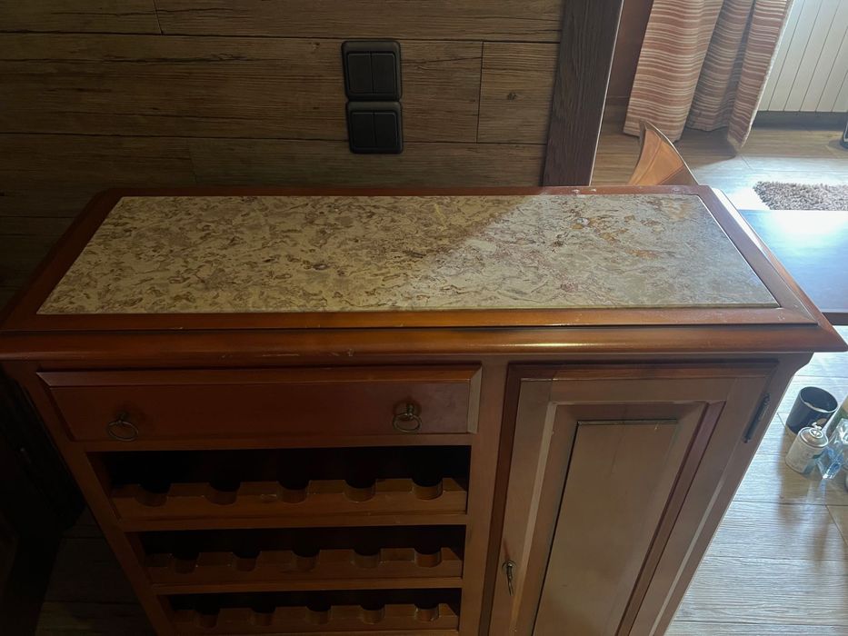 Armário de sala em cerejeira com garrafeira