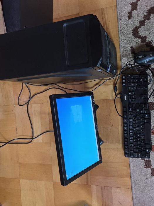 Sprzedam komputer z monitorem, klawiaturą i myszką.