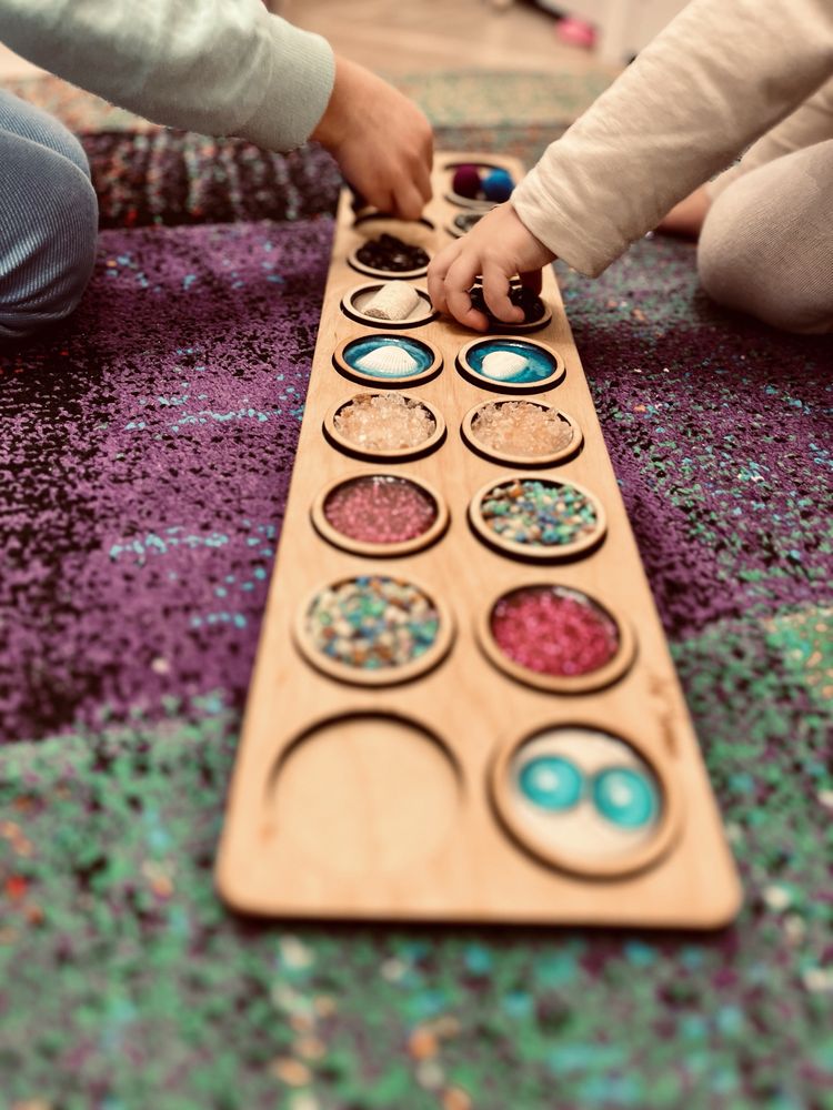 Memory sensoryczne memorki na tacy Montessori ścieżka sensoryczna