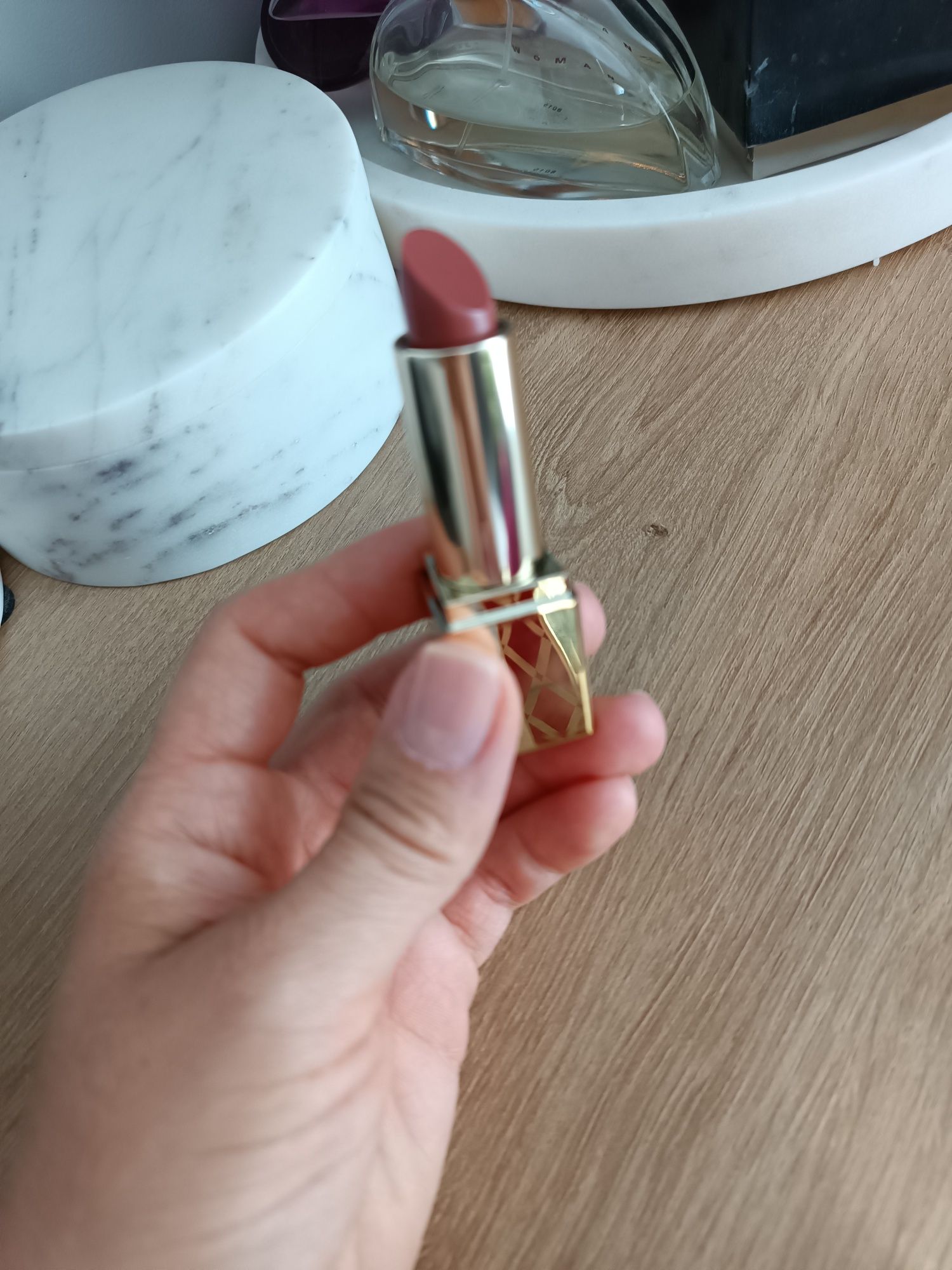 Estee Lauder nowa szminka do ust Pure Color Envy nr 160 'Discreet'