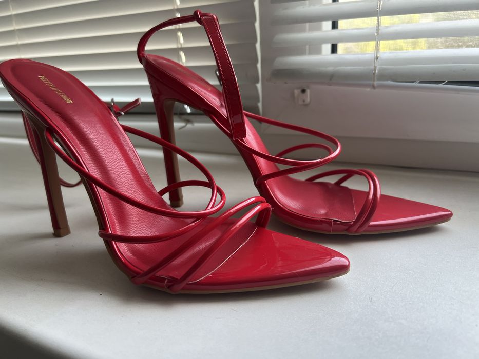 Червоні туфлі , босоніжки