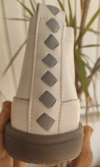 Bota branca de couro para mulher