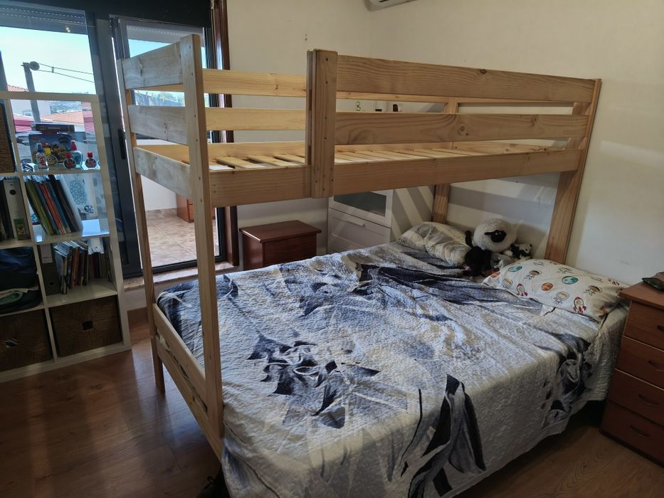 Beliche, cómoda e mesas cabeceira...