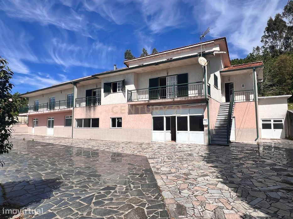 Casa com 333m², contendo 5 quartos, uma loja no térreo, área externa e