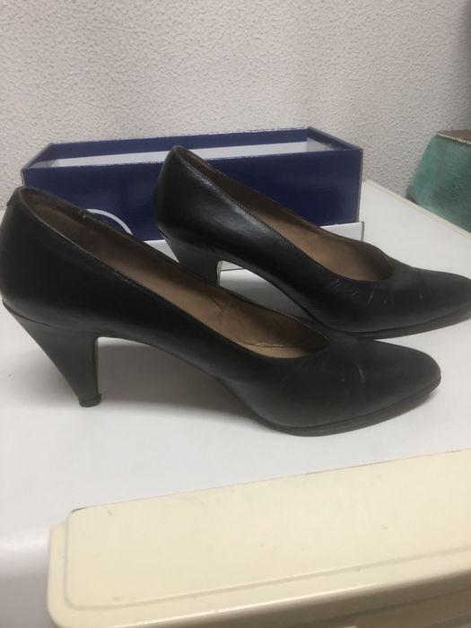 Sapatos azul escuro todos em pele