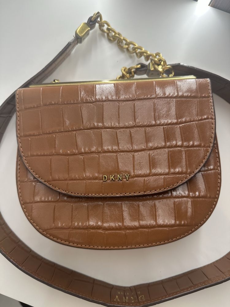 DKNY listonoszka polksiezyc brazowa/camel