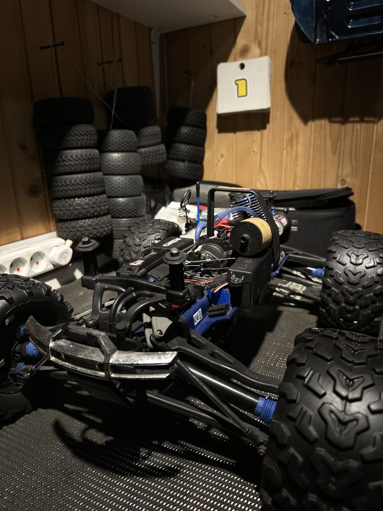 Радіокерована автомодель Traxxas REVO 3.3 1/10 scale 4wd Monster Truck