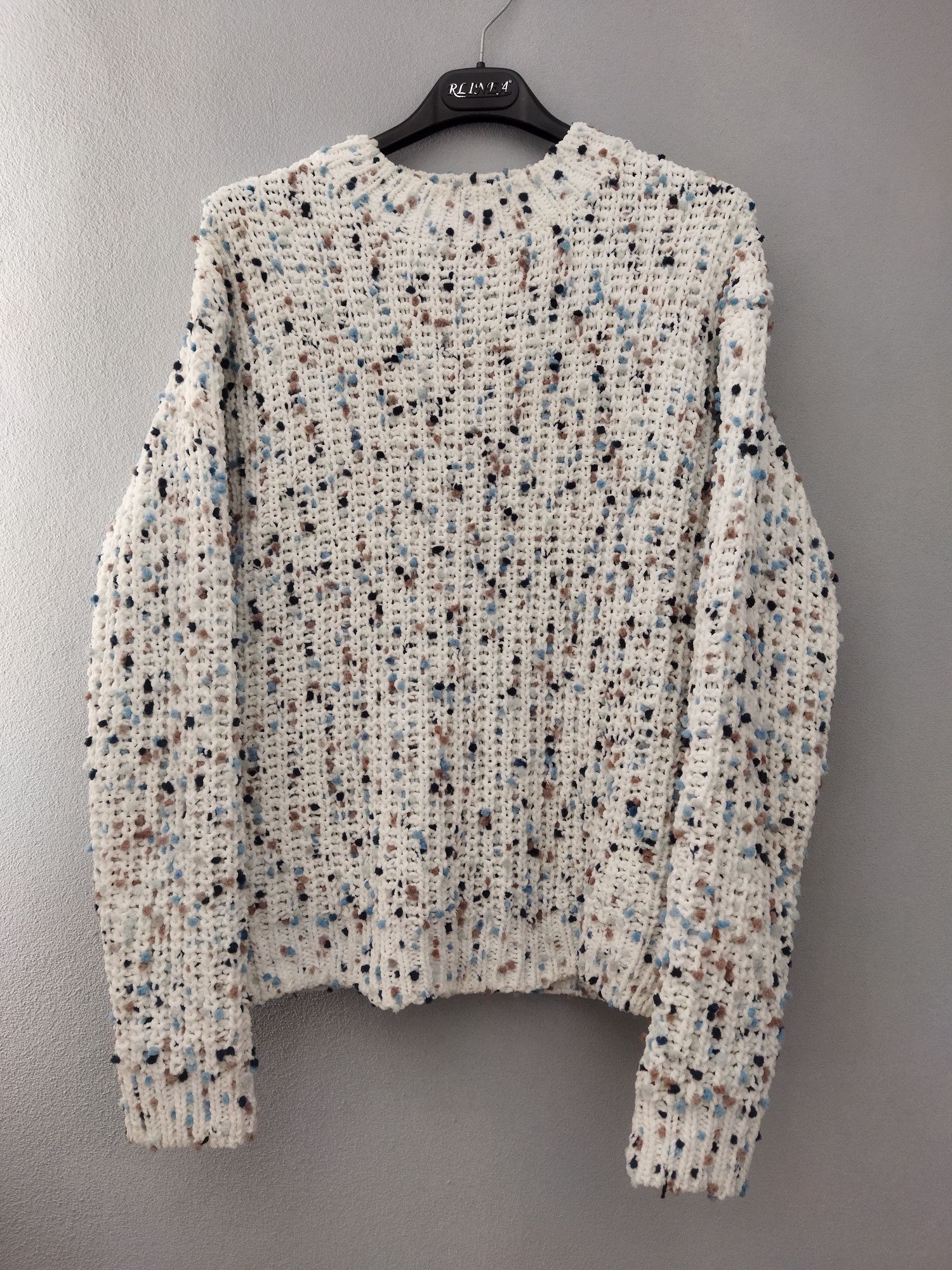 Sweter biały w kolorowe kropki 158/164