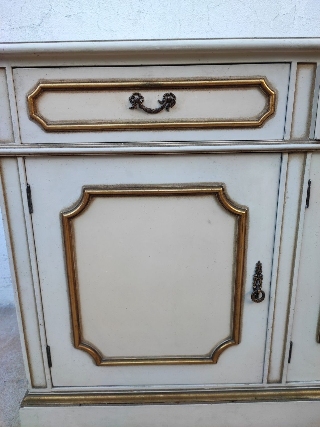 Móvel de sala pintado a mão