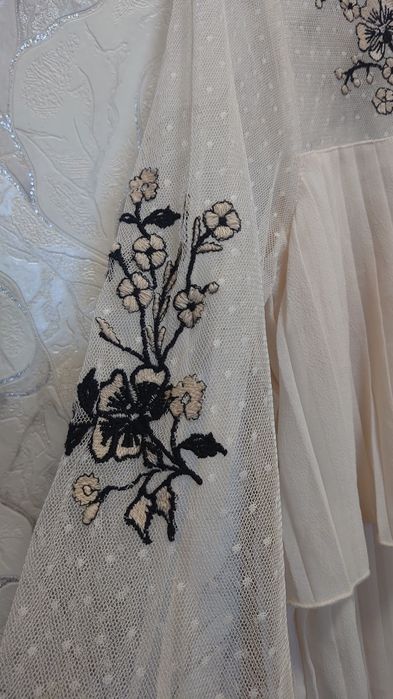 Блуза з вишивкою