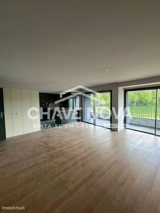 Apartamento T2 Novo, com duas suites e box para dois carros