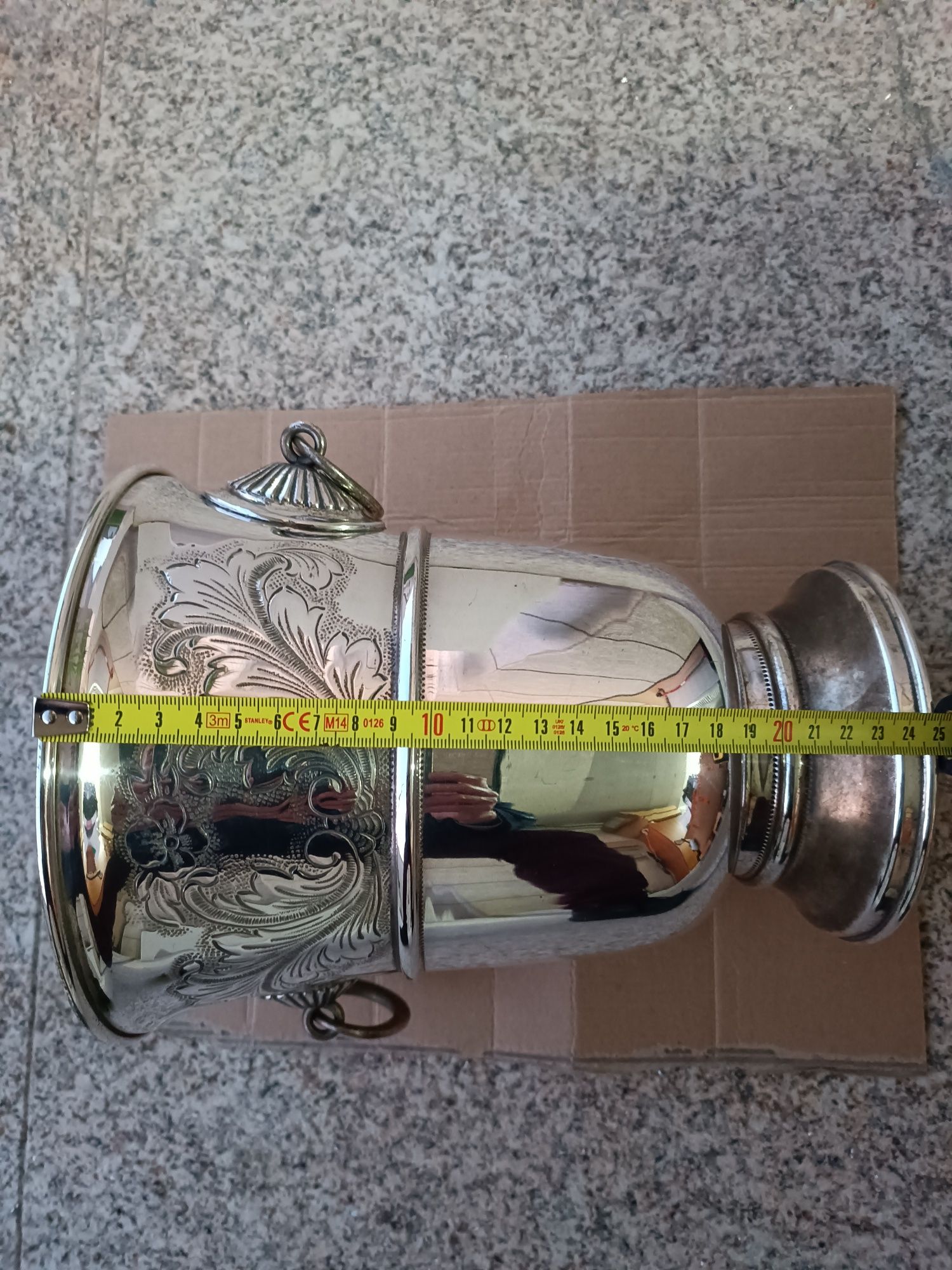 Vaso em metal antigo