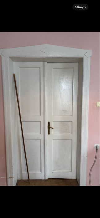 Вінтажні двері з масиву б/у були в будинку. Багато різних полотен.