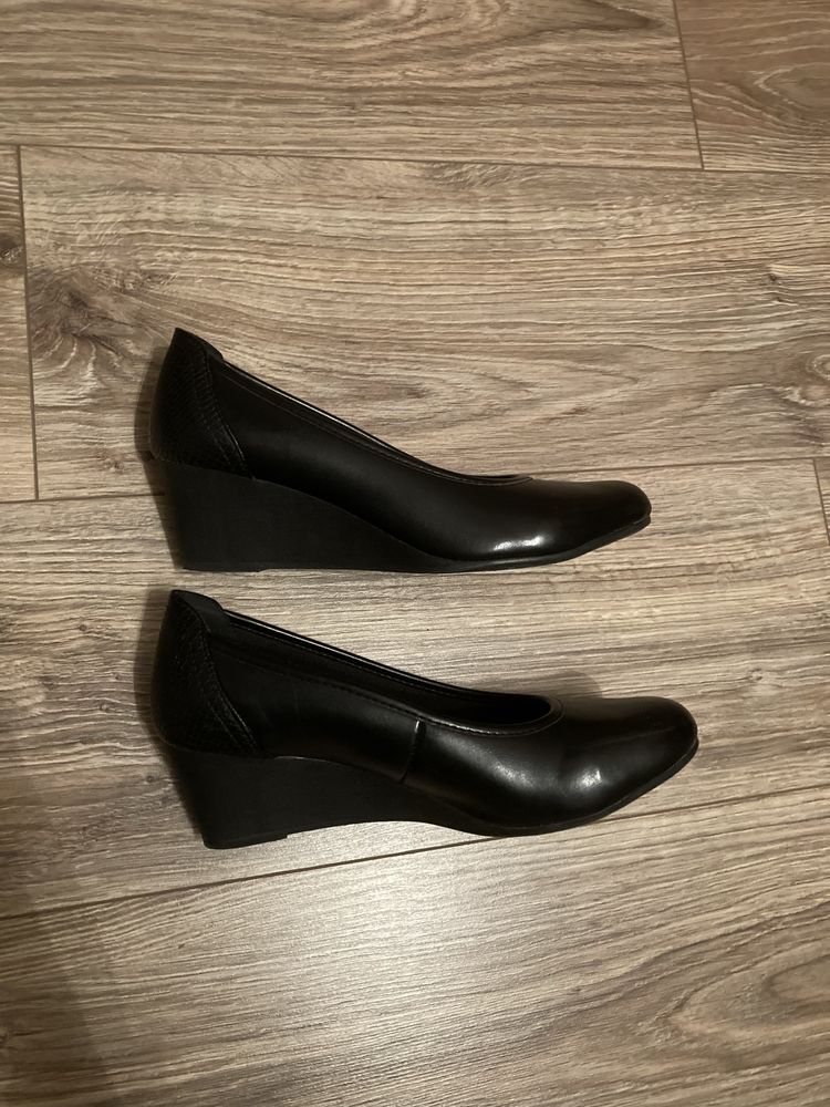 Buty na koturnie