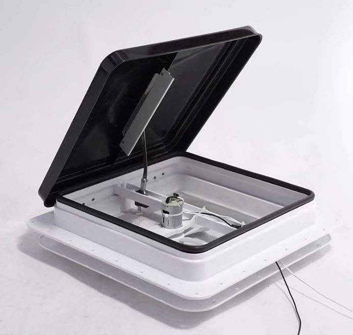 Okno dachowe przyczepa kamper