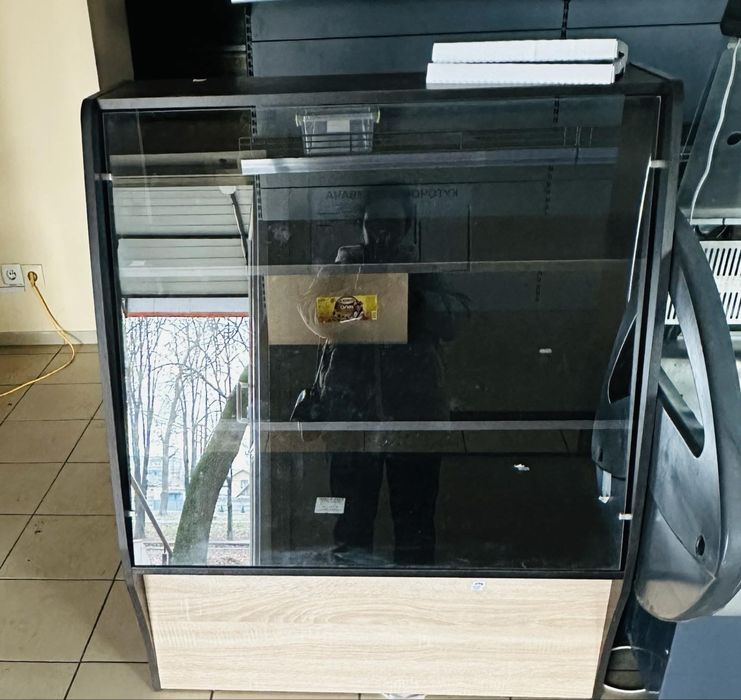 Продам комплект касовий стол і вітрину