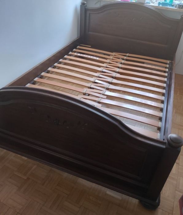 Łóżko dębowe z dwiema szafkami – solidne i eleganckie!