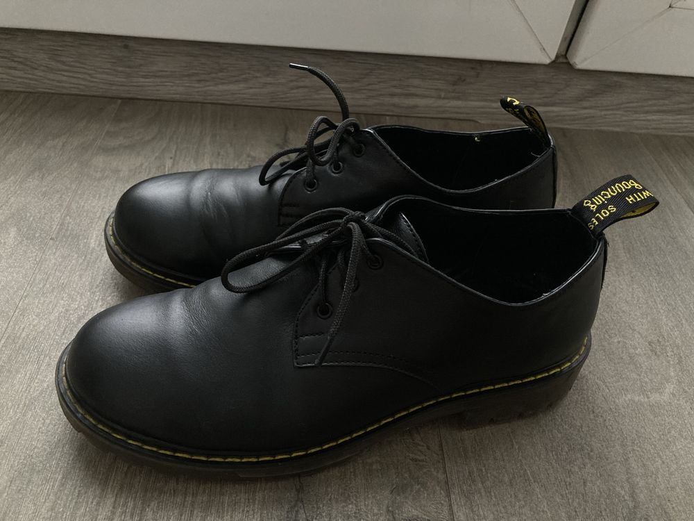 Стильні жіночі туфлі шкіряні у стилі Dr Martens