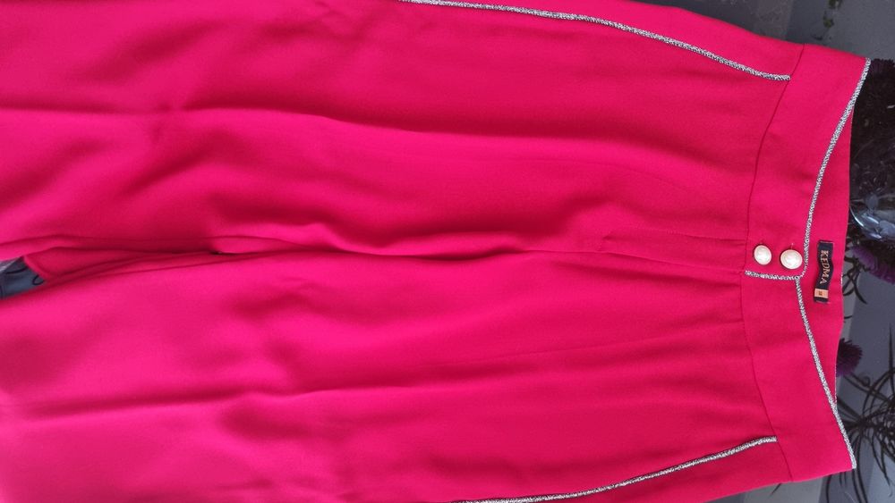 Костюм червоного кольору розмір 38 новий