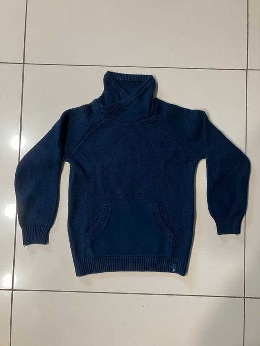 Granatowy sweter dziecięcy Okaïdi z golfem i kieszenią kangura 116 cm