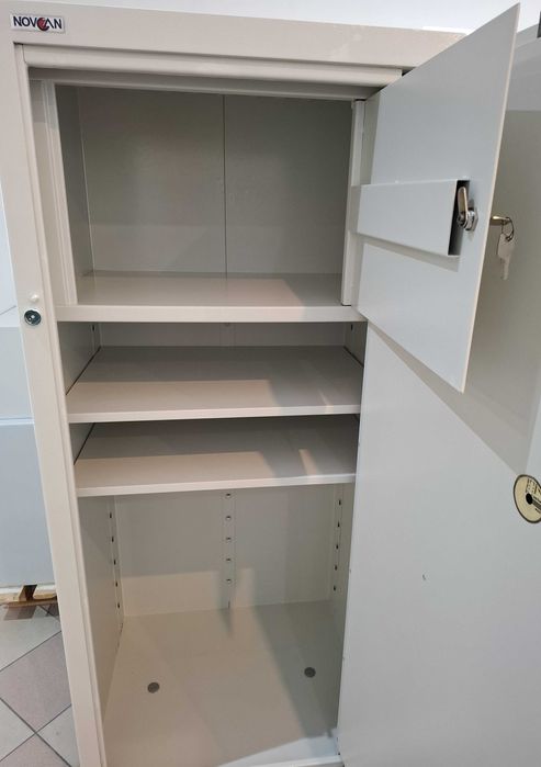 Szafa pancerna Novcan, dwa zamki 250 kg, skrytka 160/70/60 cm