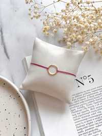 Nowa minimalistyczna bransoletka na śliwkowym sznurku ze złotą karmą