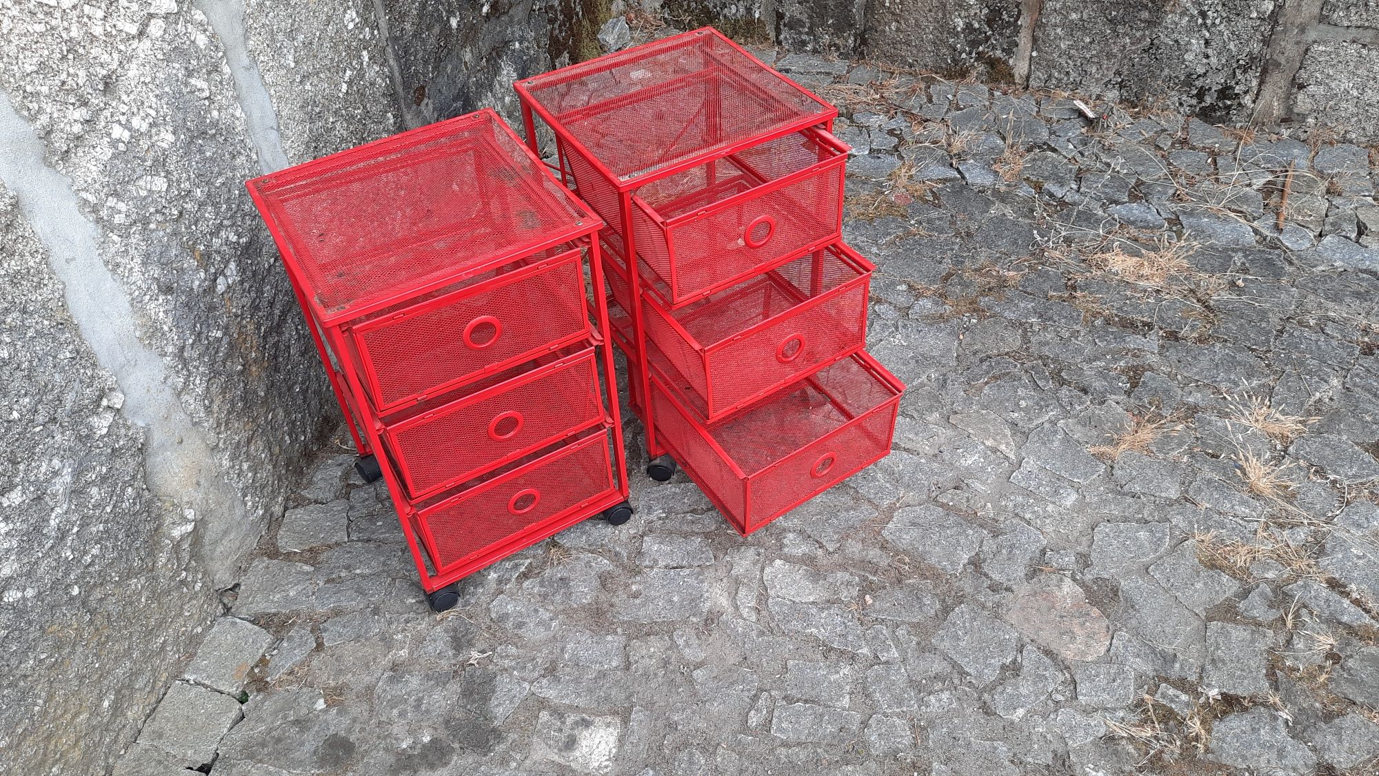 2 cestos para arrumos, em ferro
