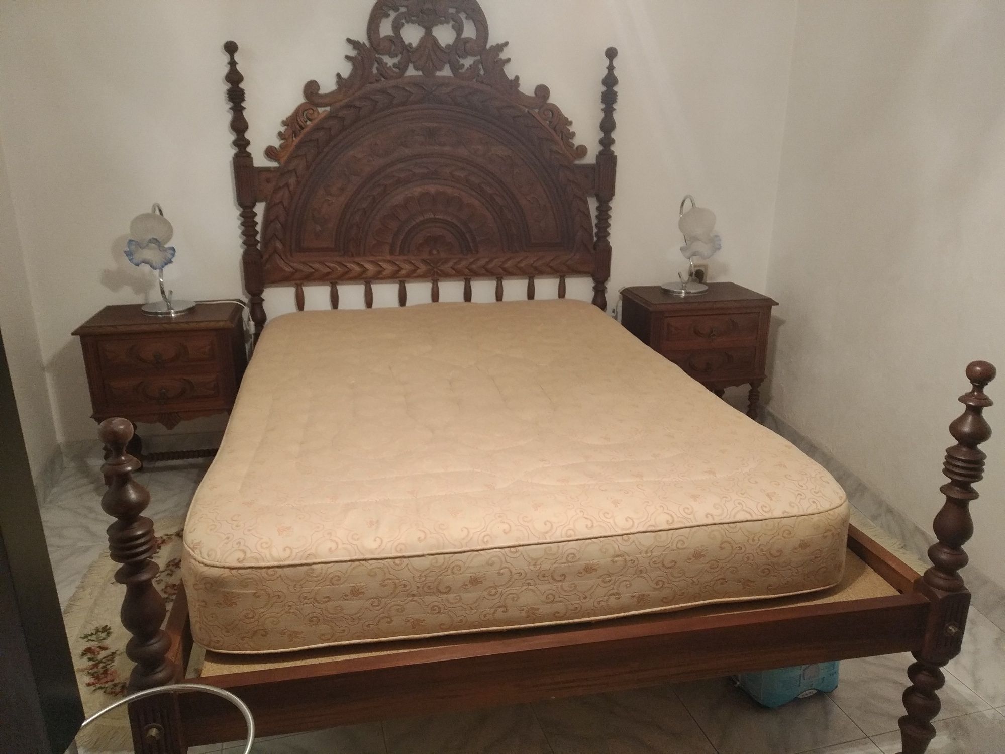 Vendo mobiliário de quarto casal completo.